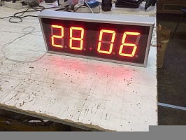 Вторичные электронные часы с высотой знака 100 мм. толщина корпуса 60 мм.